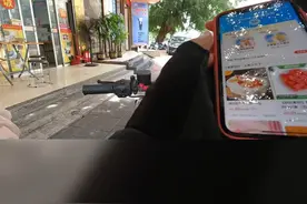 外卖小哥因喜欢记录生活佩戴运动相机，没想到被一名顾客女子怀疑在偷拍视频封面