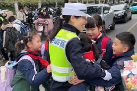 襄阳女警护学队护学13年  女神节将至小学生给警察阿姨送花 #致敬了不起的她#她在平凡生活中闪闪发光@襄阳公安视频封面