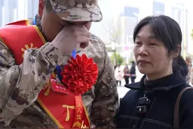 新兵欢送仪式，处处是温情。#新兵欢送仪式 #新兵入伍 #感人瞬间 #新兵入伍这一幕好暖视频封面