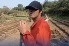 卖菜小伙模仿周杰伦相似度98％ #周杰伦在周杰伦模仿大赛得了第二名 近日，博主“泉州菜伦”发布多条视频以周杰伦的歌当背景音乐，网友直呼“像周杰伦！”当事人魏先生告诉记者，自己是周杰伦铁粉，年轻的时候就有人说自己像他，但自己五音不全唱不好，现在在种菜、养鸡，长得像自己偶像很开心。（中国蓝新闻、@泉州菜伦 ）#周杰伦视频封面