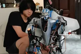 3月9日，湖南。#硬核爸爸给儿子自制机器人玩具 ，酷炫程度堪比科幻片！当事人：一开始是带小孩玩，后面自己比小孩更喜欢玩！#3d打印 #机器人视频封面