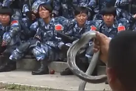 中泰海军联训“硬核”野战生存训练，女特战队员生吃蛇肉喝蛇血，专家：弹尽粮绝下的野外口粮，有时甚至是眼镜蛇，还有蝎子和蜘蛛视频封面