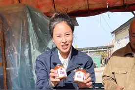 本想着最近牛肉酱不太应季，给工厂停工，公公却要去市场帮我摆摊卖，看看卖的咋样#我的乡村生活视频封面