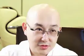 下周回国”2.0？哪吒CEO英国“化缘” 经销商堵门！揭秘新势力倒闭潮真相！#财经 #汽车制造 #金融 #哪吒汽车