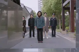 #江河日上   胡大嫂终于同意郑寒江#黄志忠  解剖女儿遗体、调查污染真相的请求，并拜托郑寒江一定要查出幕后黑手，给大家一个交代。看着逐渐远去的车辆，此刻郑寒江心中百感交集，众人满眼含泪，纷纷弯腰送别......视频封面