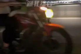男子骑摩托车飞驰，没想到下一秒被外卖小哥反超，“我速度在80码左右，觉得不可思议”。视频封面