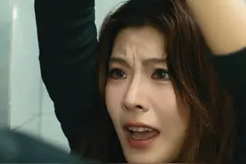 马路上，女孩被陌生男子拍了两下肩膀，瞬间就被催眠了！ #烧脑悬疑 #催眠 #悬疑 #意想不到的结局 #反转剧情视频封面