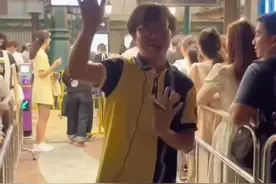 【两文三语无缝切换，港铁职员贴心服务获激赞】
近日，一名迪斯尼站港铁职员用两文三语疏导人流的视频获疯传。据传这名职员还是铁路展导赏员，有深厚的铁路历史知识，被形容是“香港铁路历史活字典”。#香港  #港铁  #多语言视频封面