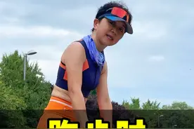 跑步脚落地时，像车轮滚动，自然勾脚全脚掌落地，教大家两个小练习，提高踝关节活动度#跟着石春健学跑步 #石春健小低高跑法 #小低高无伤跑 #超慢跑视频封面