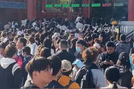 #游客反映开封万岁山 武侠城景区预约小程序崩了 文旅局：或因预约人太多  #万岁山 
大皖新闻讯  清明假期，河南省开封市万岁山武侠城景区迎来客流高峰。但是有游客反映，该景区预约小程序出现故障，抢不到票，并且现场人太多。
4月5日，一名游客告诉大皖新闻记者，她4月4日在景区本来打算看表演节目，但是预约小程序故障，不能预约。
有网民表示，清明小长假《三打祝家庄》预约系统从中午十一点就进不去，后面系统一直瘫痪状态。
4月5日，大皖新闻记者联系了开封市文旅局，工作人员告诉记者，万岁山武侠城景区预约程序故障可能是因为游客太多了，预约太多所以崩了，目前景区目前已经采取限流措施。该值班工作人员建议，游客可以避开游玩高峰期。
 大皖新闻记者 余康生视频封面