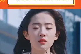 #20年前刘亦菲身边的小男孩是谁 据说现在已经成为家喻户晓的顶流了，有人知道是谁吗？视频封面