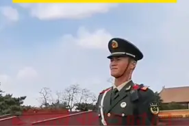 4月12日，北京。北京近十年来首发大风橙色预警，在恶劣的天气条件下位于天安门广场上的武警北京总队执勤第一支队的哨兵们，任大风如何肆虐，他们仍然纹丝不动、坚守岗位，以钢铁般的意志和坚韧不拔的精神展现着中国军人的风采。#北京大风 #致敬最可爱的人 #天安门