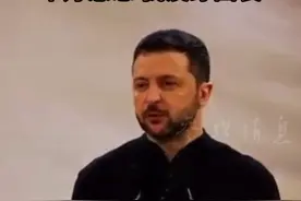 自嘲？泽连斯基在颁奖仪式上发言：不好意思 我没穿西装#泽连斯基 #乌克兰 #着装 #玩梗视频封面