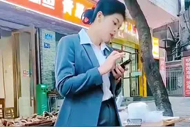 重庆“公交西施”找到了 错过叉车女神来看看公交西施吧？近日，重庆一名90后公交女司机爆火全网，她长相甜美，穿着给人一种“港风”感觉，据了解，这名女司机名叫邱玲，出生于1991年，今年33岁，驾驶的公交车为涪陵k115线路，已经有6年左右了，在此之前，她当过7年左右的铲车司机。对于突然火爆网络，该女子表示淡定的称：“是为人民服务！”真是人美心善气质佳，犹如天使在人间呀！邱玲优雅娴静，温柔体贴，是不是给人一种需要保护的感觉？#重庆“公交西施”找到了 #公交司机邱玲 #邱玲 #公交西施 #重庆公交西施找到了视频封面