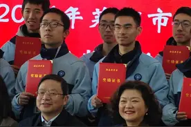 每人1000 元  芜湖一中优秀学子获励志奖学金 12月31日，芜湖市牵手基金会“励志奖学金”颁奖仪式在芜湖一中举行。

此次共有40名品学兼优的学生脱颖而出，获得1000元奖励。#芜湖一中