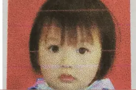 帮她回家：4岁女孩在重庆被救助多年，被发现时穿红色小花棉袄，包裹印花薄毛毯图片