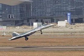 苏-57开展适应性训练，展示超短距起飞能力 #珠海航展视频封面