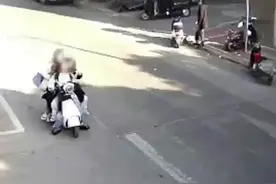 小小电动车竟坐五个人 小小电动车竟坐五个人！#电动车 #交警 #交通安全 #春运 #北海视频封面