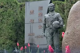 阮国琴回忆十万军民搜寻王伟烈士：渔民货都没卸就去岛礁搜寻 2001年4月1日，一架美军侦察机侵犯我国领空，我军派出两架飞机跟踪拦截。美机无视警告，突然转向，将飞行员王伟驾驶的飞机撞毁。王伟被迫跳伞坠海，壮烈牺牲。十万军民搜寻14个昼夜，依然没找到他……英雄的生命永远定格在了33岁。24年后，王伟的妻子阮国琴回忆当年的搜寻场景仍十分感动，“非亲非故的渔民连货都没卸就去岛礁上找王伟，这种感情我觉得只有我们国家才有”。#阮国琴回忆十万军民搜寻王伟烈士 #海空卫士王伟 #王伟视频封面