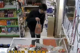 监控记录顾客拿酒瞬间玻璃桌面突然爆裂，只见顾客一脸茫然！视频封面