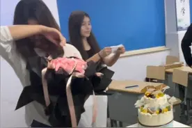 又是一年毕业季！长兴职教集团雉山校区2023级新疆融合班的部分学生，在长兴完成2年学业，即将回新疆实习。毕业前，同学们给老师准备了永久请假条，老师含泪签字。