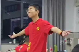 6月14日，重庆。#男孩在其他班聚会时跳舞惊艳全场  ，舞姿自信又大方，引得现场同学欢呼连连！#烟火山城视频封面