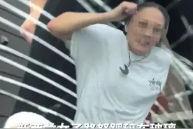 驾车并线被拒，#新西兰一女子暴跳踩碎对方挡风玻璃   #路怒症  #新西兰视频封面