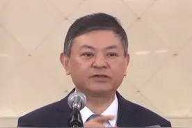 生态环境部部长黄润秋:现场展示2块空气滤膜，亮出去年环保成绩单 #2025全国两会 #2025两会观察视频封面