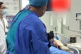 知名主持人曝某三甲医院，肠镜检查不关门引热议 （江南都市报）