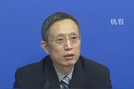 4月25日，北京市召开新冠疫情防控新闻发布会。北京市商务局党组成员、副局长赵卫东介绍：各连锁超市按日常3倍以上规模加大食采量，自4月25日起提前半小时营业晚上延时闭店。视频封面