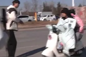 三轮车路口逆行撞完人就跑。“把我车盖都被撞飞了!”被撞人妈妈:找到肇事者有重谢。#河南dou知道 #交通事故视频封面