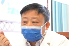 中医中并无焦虑一词，但焦虑患者可能会出现心悸、失眠、忧愁、紧张、坐卧不宁等一系列症状，因此在中医中的心悸、不寐、郁证等均可能是焦虑的诊断名称，可分为心胆气虚、阴虚火旺、心脾两虚、肝胆火旺等证型。
1、心胆气虚型：患者具有多疑、心胸狭窄、容易惊恐、失眠多梦、心神不安等表现，患者可使用温胆汤进行治疗，起到和胃利胆的作用，缓解上述症状。
2、阴虚火旺型：患者可表现为口干舌燥、心烦潮热、盗汗、腰膝酸软、失眠等现象，通常是由于体内阴液不足造成的虚火旺盛，患者可使用知柏地黄丸、安神补心丸等滋阴降火的药物进行治疗。
3、心脾两虚型：患者是由于常年的思虑过度，造成体内阴血不足、心脾营养不足，而出现心悸、睡眠不足、记忆力减退现象，还可能伴随情绪低落、烦躁、易怒等症状，可以用人参归脾丸等补益心脾的药物进行治疗。
4、肝胆火旺型：患者可出现容易急躁、爱发脾气、少寐多梦等症状，患者可用舒肝利胆、降肝火的药物，如丹栀逍遥散等进行调理。
建议出现上述焦虑症状的患者，及时去往医院就诊，进行辨证施治。除进行药物治疗外，患者日常生活中还可通过适度运动，转移自身注意力，起到缓解焦虑症状的目的。

#焦虑 #失眠 #肝郁 #肝郁气滞