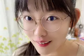 你女朋友都是怎么给你暖手的？尤其未来丈母娘在的时候！#意想不到的结局 #情侣日常视频封面