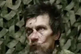 瘦骨嶙峋！#乌军被俘士兵自曝在前线喝尿维生  ，食物一周才供应一次 #俄乌冲突  #乌克兰视频封面