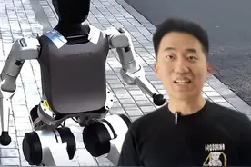 松延动力创始人姜哲源，用“满电”状态探索人形机器人无限可能 #姜哲源用满电状态探索人形机器人无限可能 #松延动力  4月19日，北京亦庄人形机器人半程马拉松比赛上，身高1米2却爆发力惊人的“小顽童”和“旋风小子”一“战”成名。人群里、网络上，越来越多的人开始讨论N2与人类相仿的跑姿，也认识了这个阳光开朗的小伙儿——松延动力创始人、董事长姜哲源。与姜哲源并肩作战的70余个兄弟姐妹，大都是和他一样干劲儿十足的95后。同事形容：“姜总最让大家佩服的，是时刻都保持‘满电’高能量。”对于未来，姜哲源充满了期待，“如果数据采集得够快，3到5年，就有可能让养老机器人、保姆机器人走入寻常百姓家。”视频封面