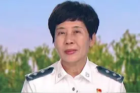 你知道的毒品有哪些？
我们身边到底隐藏着哪些毒品？
当前毒品有哪些新的特征？
大学生应如何提高禁毒意识、增强防范本领？
……
2025年6月是第15个“全民禁毒宣传月”，6月26日是第38个国际禁毒日。在这个特殊的月份，中国青年报社“护航成长·筑梦课堂”邀请中国人民公安大学侦查学院教授、禁毒理论与政策研究中心主任李文君讲解禁毒故事。
李文君教授曾担任历年全国青少年禁毒知识竞赛总决赛评委，多次受中央电视台等新闻媒体邀请接受禁毒题材访谈。