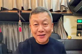 下雨天寒冷潮湿，在温暖的房车里做馅饼喝热汤，真舒服视频封面