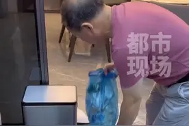 公公为了帮忙带三个孩子，跟着儿子儿媳在上海待了八年。网友:一个家庭的成功 离不开长辈的默默支持#家庭#记录真实生活#生活 视频封面