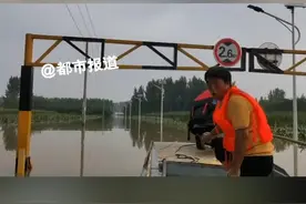 8月3日，河北涿州。涿州水位高涨，玉米被淹过半，2.6米的限高杆只剩下1米多。男子含泪求助，家人下落不明，都市记者和救援队开船搜救。视频封面
