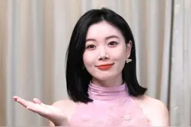 金镶铁VS金镶玉 奥运奖牌哪国强？ 你知道吗？巴黎奥运金牌可不是纯金的哦！
而是镀金的银牌！由珠宝商Chaumet操刀设计
上一个结合其他材料的奖牌是08年北京奥运会的金镶玉奖牌。
你更喜欢哪个奖牌的设计呢？
-
关注阿雅，买珠宝不被耍
#奥运会  #巴黎奥运会  #北京奥运会  #奥运金牌  #涨知识视频封面