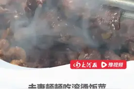 别再吃滚烫饭菜了！夫妻顿顿吃滚烫饭菜双双确诊食道癌，医生：食道内壁的耐受温度40℃—60℃，小心烫出癌症#食道癌  #热饭  #健康科普视频封面