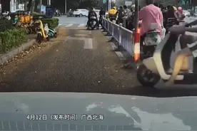 小伙发现共享单车挡路，主动帮司机移开障碍，车主喊话：免费洗车安排上！