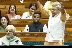 印度议员将“阵风”战机被击落的姿态形容为“受伤的小鸟”，暗讽莫迪政府高价采购的战机在实战中脆弱不堪。#印巴冲突  #法国阵风战机被击落视频封面