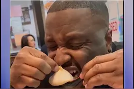 当我的老外朋友第一次吃灌汤包 #灌汤包 #老外真会玩 视频封面
