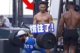 小伙不屑阿纳托利指教，下一秒竟然深蹲260公斤，小伙愣住！视频封面