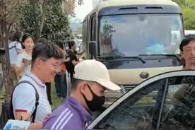 谢浩男终于回家和妹妹坐在同一辆车上，愿天下无拐 #热点 #谢浩男回家 #寻亲