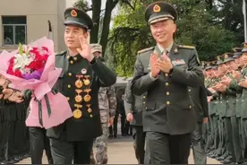 一等功臣再获殊荣！当选第八届全国道德模范！王亮休假途中，从5米高的河堤跳入水中，3次下水，两破车窗，勇救4人。#正能量 视频封面