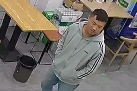 11月8日，江苏南京，小伙子进店犹豫想讨要些吃的，善良老板主动送上大份粉丝和饼，“他说家里人不要他了，我想帮他回家”。#温暖 #老板 #好人视频封面