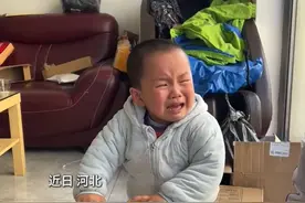 近日，河北。萌娃哭闹不停直到大人拿出玩具，哭声逐渐变小，微表情逐渐增加。难道这就是老戏骨吗？视频封面