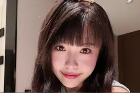 28岁网红刘大悦自曝患甲状腺癌 “私下是个比较emo的人“ 8月6日，千万粉丝网红刘大悦在采访中透露自己患有甲状腺癌。另外她还提到，希望能给大家带来的是快乐，但其实私底下是一个比较emo的人。（大象新闻、《生活闪亮时》）#刘大悦 #刘大悦人物短片预告